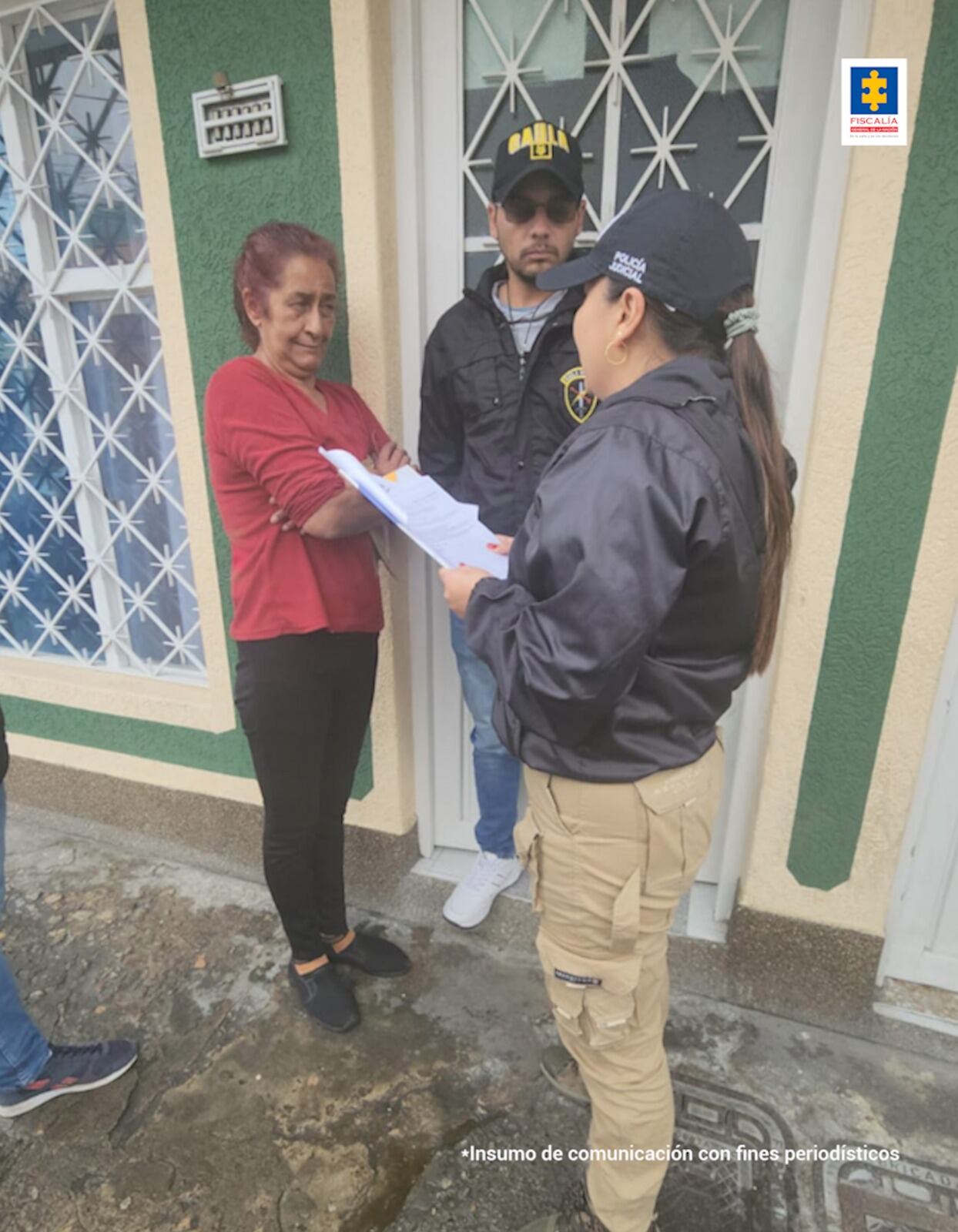 Otras tres personas fueron capturadas, entre ellas un uniformado de la Policía Nacional.