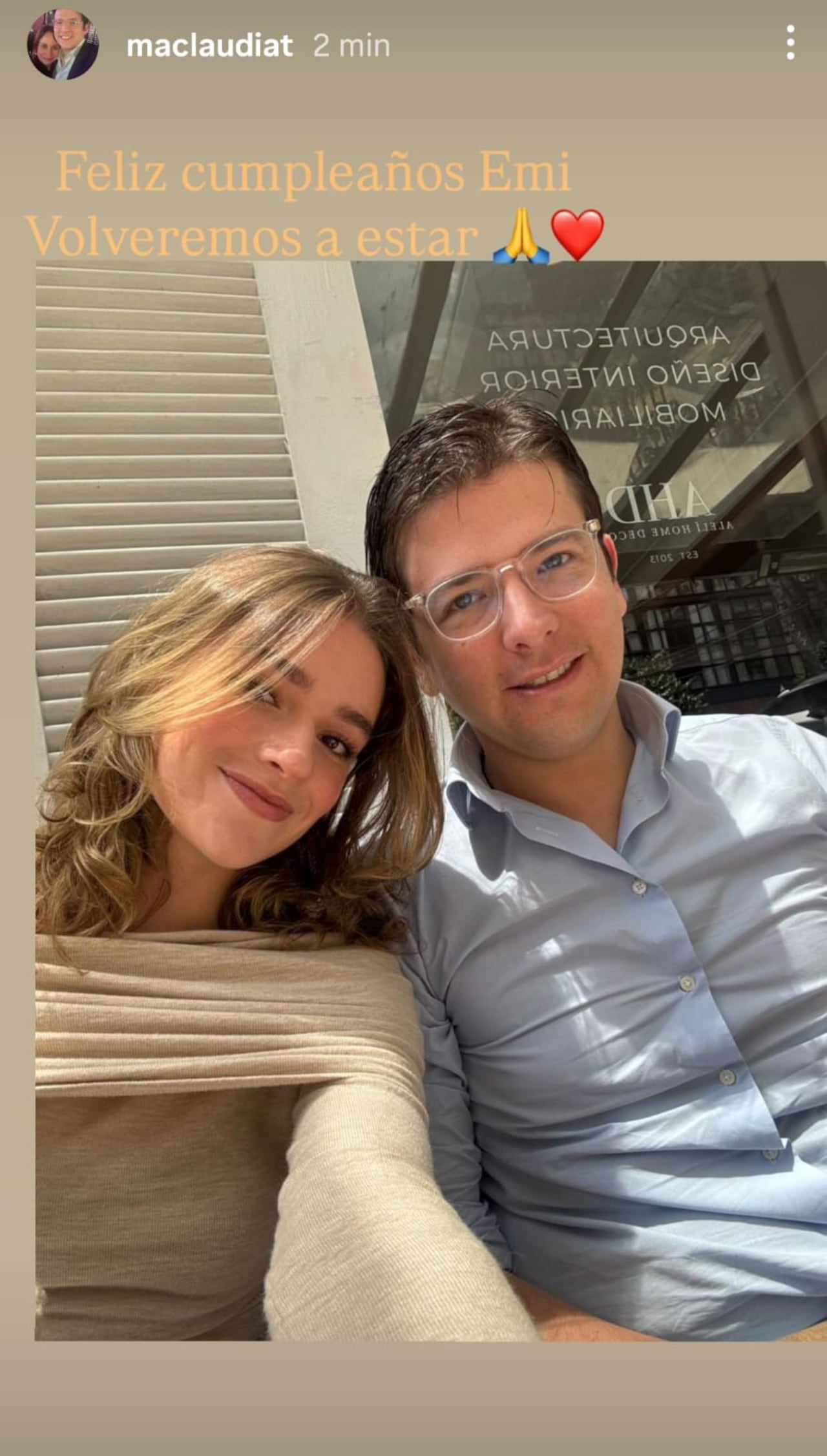 Foto de María Claudia Tarazona sobre su hija y Miguel Uribe Turbay