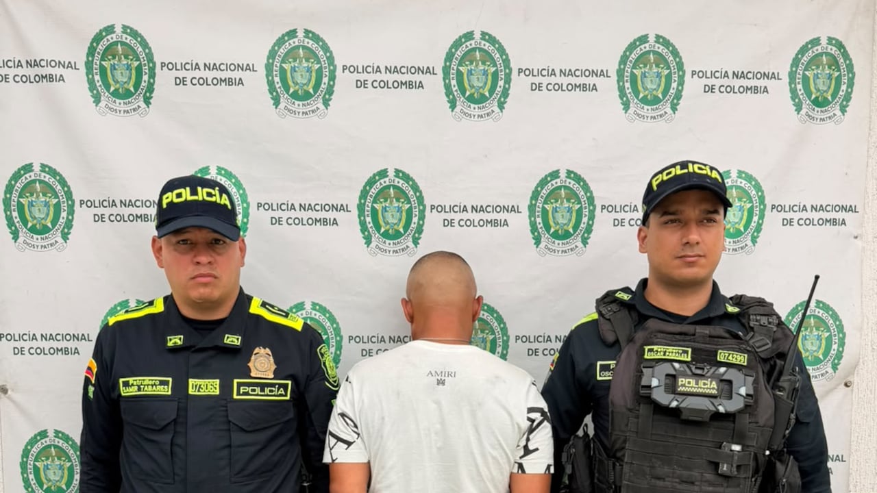 Capturan en el centro de Cali a un hombre con dos armas tipo lapicero y 900 dosis de bazuco.