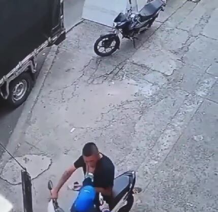 Ladrones robaron y agredieron físicamente a un hombre en el centro de Cali.