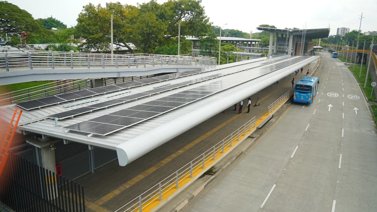 Granja solar instalada en una estación del MIO en Cali