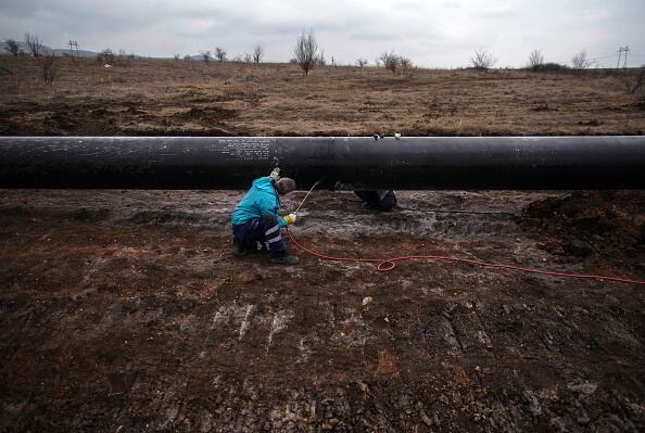 Ecuador también cuenta con el privado Oleoducto de Crudos Pesados (OCP), para 450.000 barriles por día y que junto al SOTE conecta los pozos en la Amazonia hasta un puerto en el Pacífico. Photographer: Oliver Bunic/Bloomberg via Getty Images. (Foto referencia)