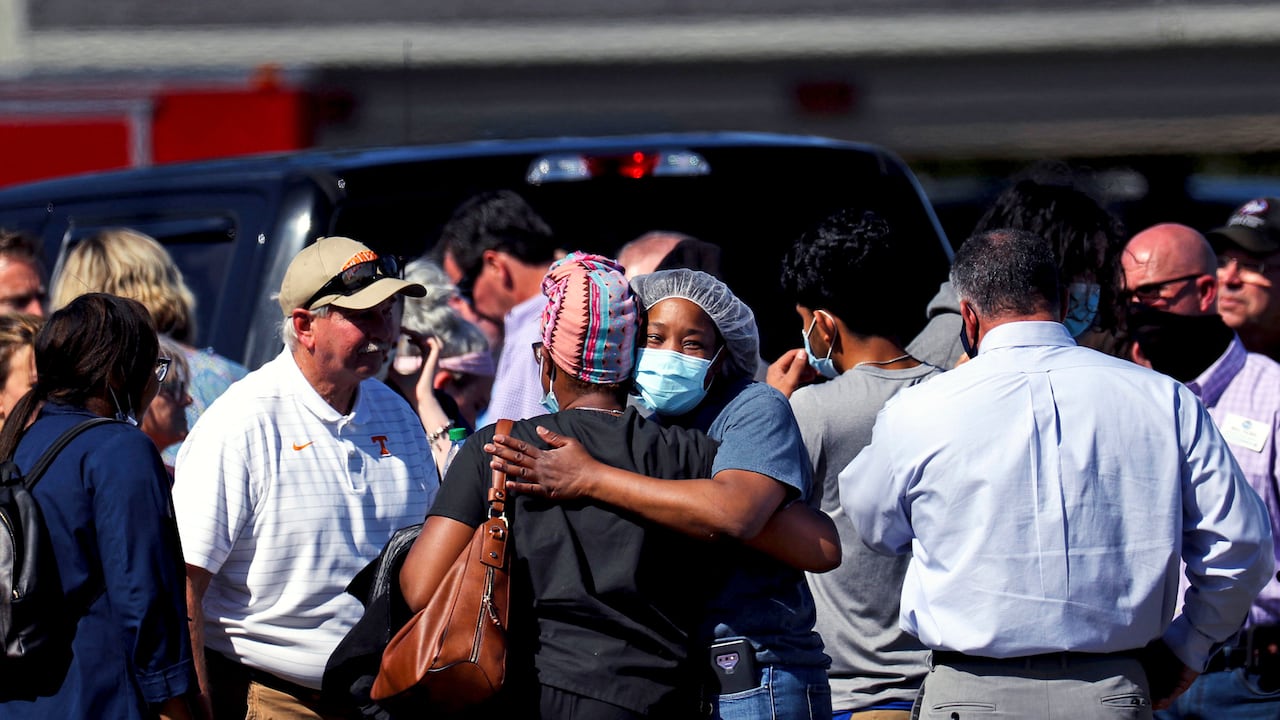 Unas personas se abrazan luego de un tiroteo en un supermercado de Kroger, en Collierville, Tennessee, el jueves 23 de septiembre de 2021. (Patrick Lantrip/Daily Memphian vía AP)