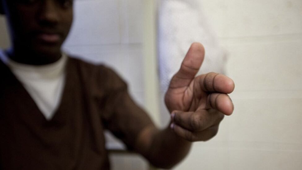 F.N., arrestado en Florida, tiene 15 años. Recibió una pena de dos meses de cárcel por intento de asesinato y robo a mano armada. "Yo no le disparé a nadie", dice acerca del robo en una gasolinera. Su madre y su hermana lo suelen visitar, pero su padre no puede porque está arrestado en Jamaica. 
