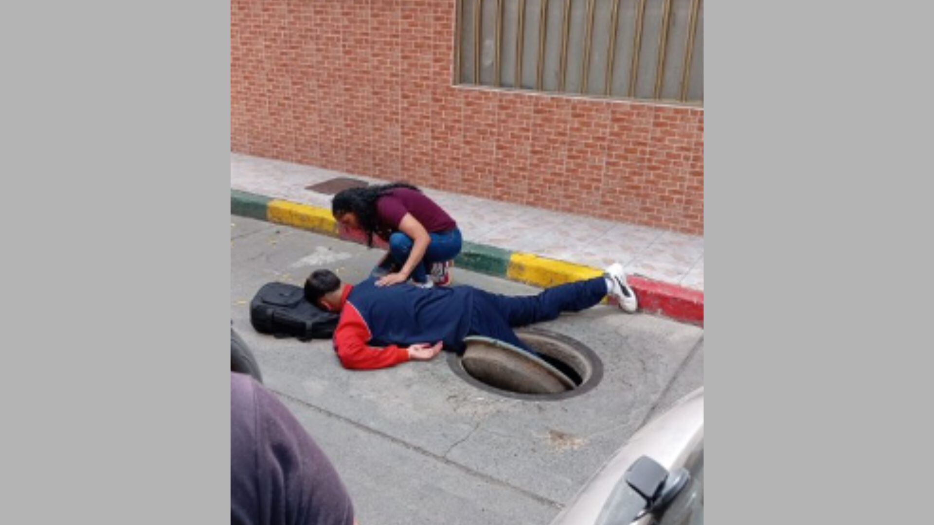 Un estudiante cayó en una alcantarilla en Kennedy y tuvo que ser auxiliado por personas en el lugar, en medio de la preocupación por el estado del espacio público.