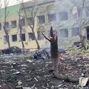 Esta captura de video de un material informativo tomado y publicado por la Policía Nacional de Ucrania el 9 de marzo de 2022 muestra un edificio dañado de un hospital infantil, automóviles destruidos y escombros en el suelo luego de un ataque aéreo ruso en la ciudad de Mariupol, en el sureste.