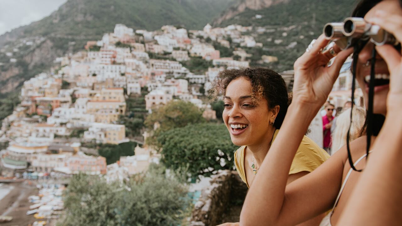 Turistas emocionadas explorando nuevos destinos