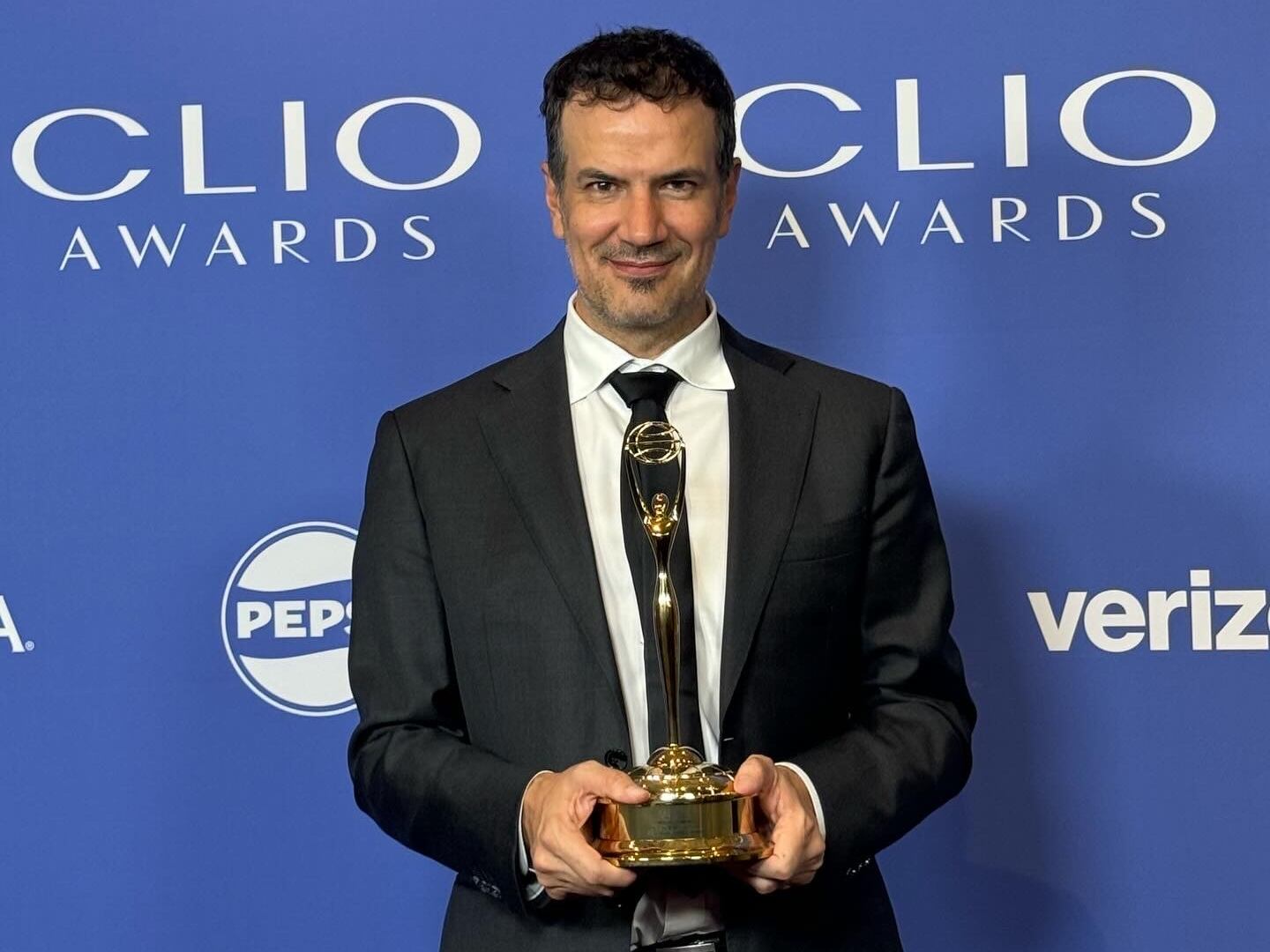 Juan José Posada, Chief Creative Officer, trabajando para Makro ha recibido varios reconocimientos de creatividad comercial.