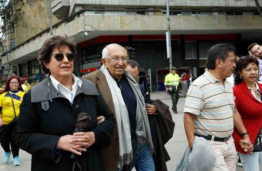 Plinio Apuleyo Mendoza también hizo parte de la manifestación. Foto: Guillermo Torres Reina / SEMANA