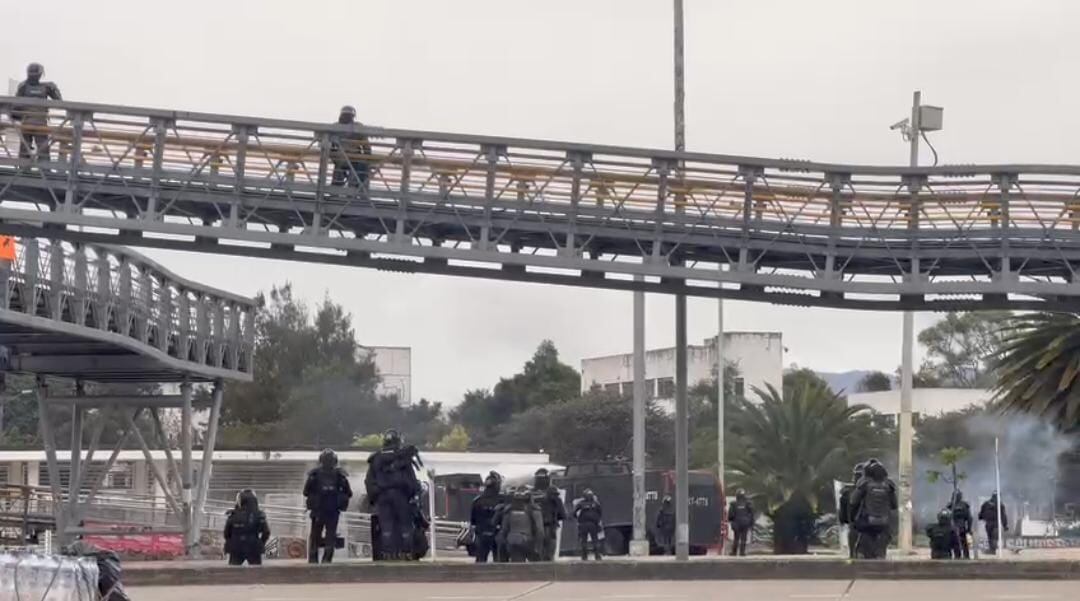 Atención: se agravó el estado de salud del policía del Esmad, al que le cayó una papa bomba en medio de fuertes disturbios en la U. Nacional.