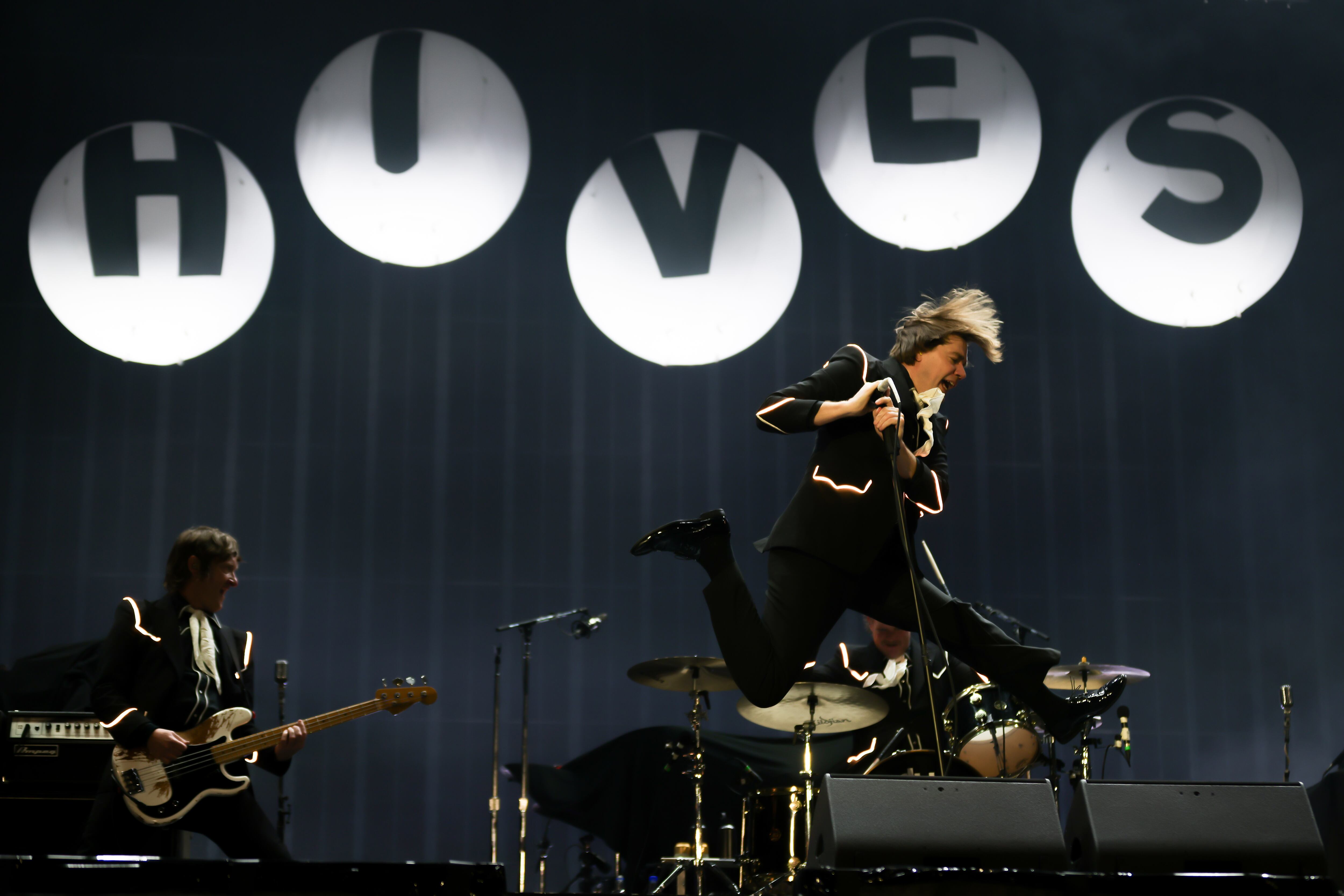 The Hives en el Vive Claro de Bogotá, Febrero 10, 2026. Los suecos abrieron la noche y calentaron la escena para My Chemical Romance. Foto: Esteban Vega La-Rotta