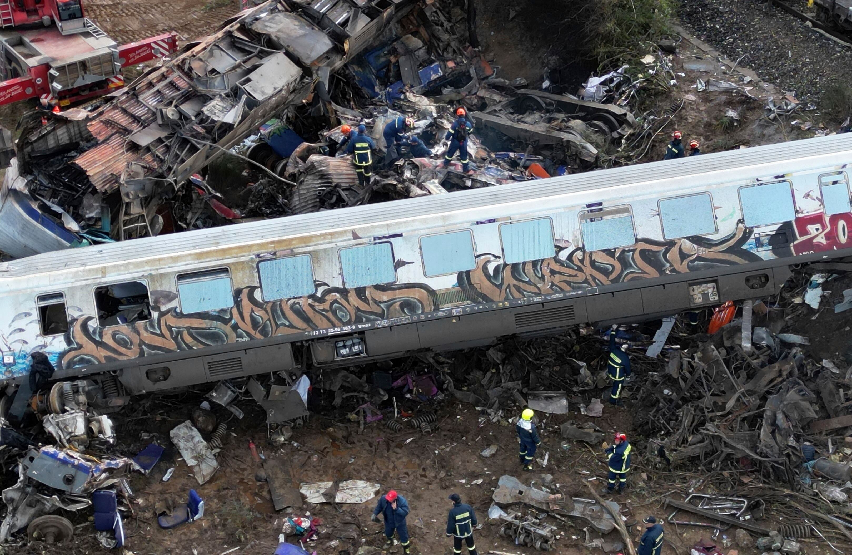 En imágenes  choque mortal de trenes en Grecia.