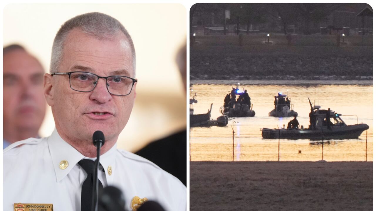 Jefe de bomberos dice que se teme que todos a bordo del avión de American Airlines que chocó con helicóptero murieron.