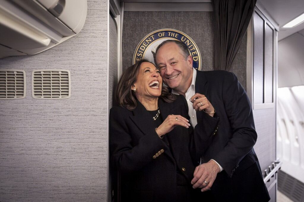 La vicepresidenta estadounidense y candidata presidencial demócrata, Kamala Harris (izq.), se ríe con el segundo caballero Doug Emhoff después de reunirse en Pittsburgh, el 4 de noviembre de 2024, a bordo del Air Force Two, justo antes de despegar de Pittsburgh para su último mitin de campaña en Filadelfia. (Foto de Jacquelyn Martin / PISCINA / AFP)
