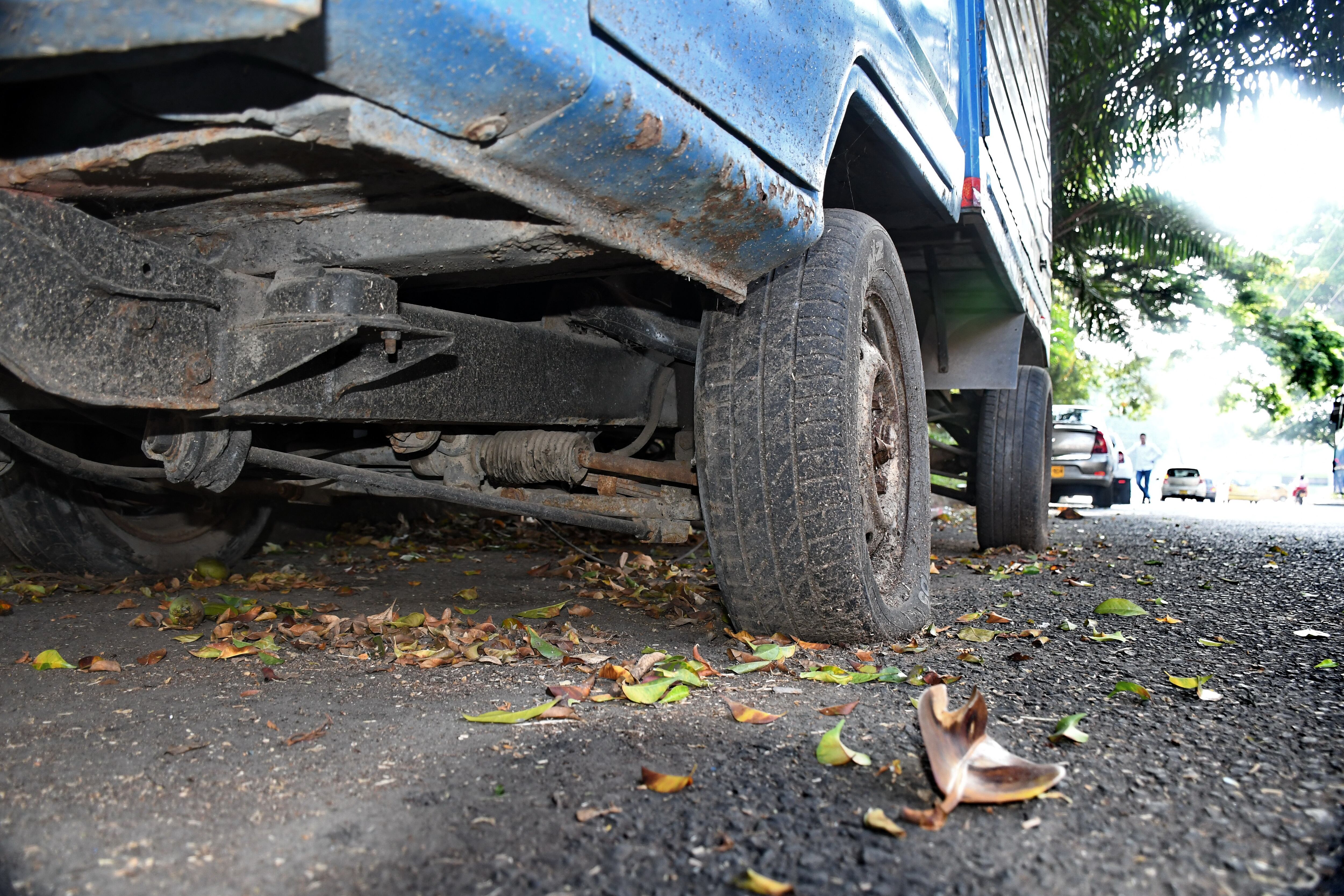 Cali: Informo carros abandonados en parqueaderos y vías pública. foto José L Guzmán