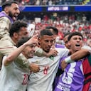 Azzedine Ounahi, de Marruecos, en el centro, es felicitado por sus compañeros tras marcar el segundo gol de su selección contra Canadá durante el partido de octavos de final del Mundial.