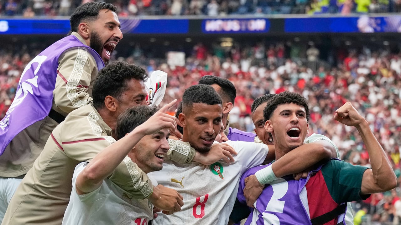Azzedine Ounahi, de Marruecos, en el centro, es felicitado por sus compañeros tras marcar el segundo gol de su selección contra Canadá durante el partido de octavos de final del Mundial.