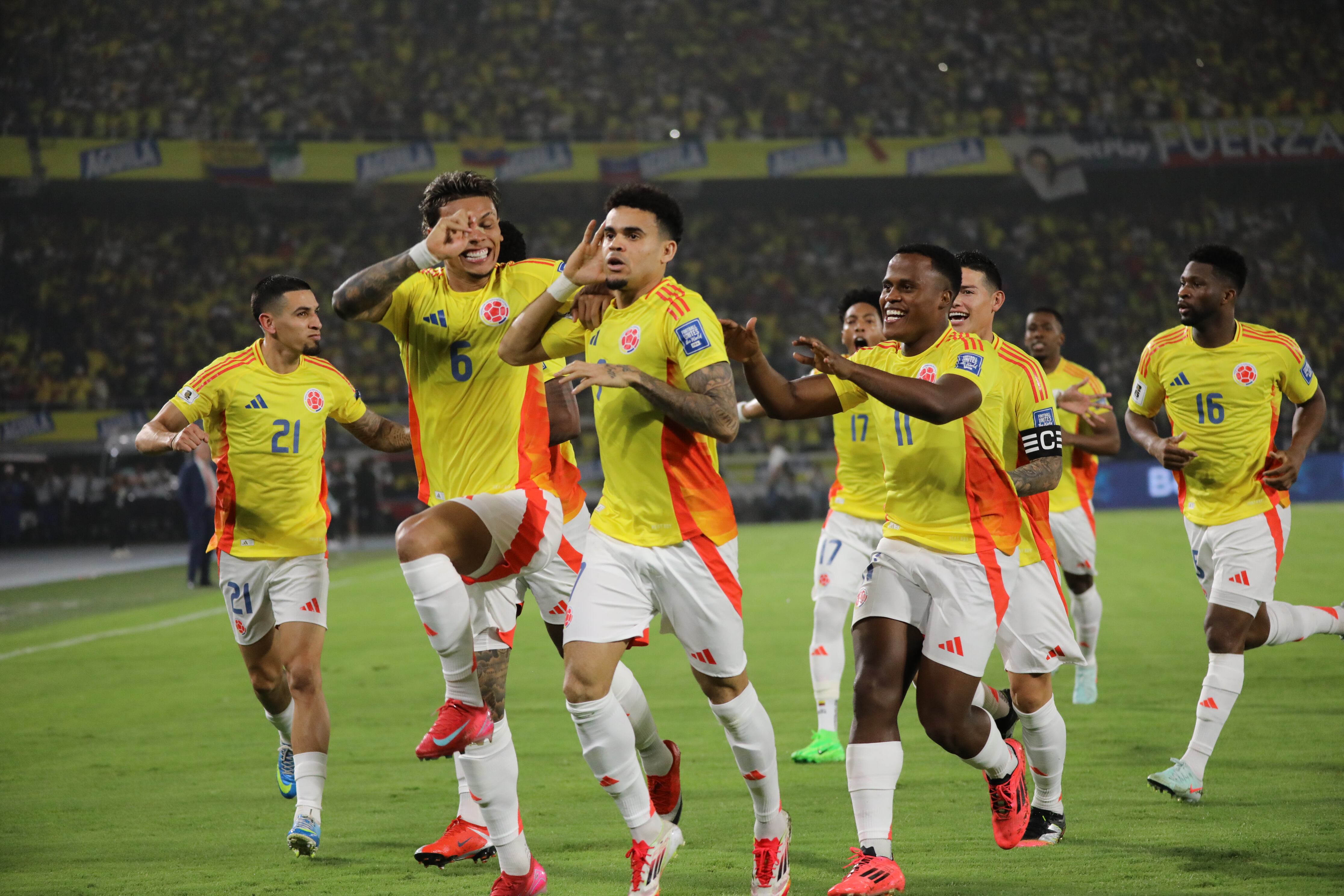Los jugadores de la Selección Colombia celebran uno de los goles de Luis Díaz en las eliminatorias para la Copa del Mundo 2026.