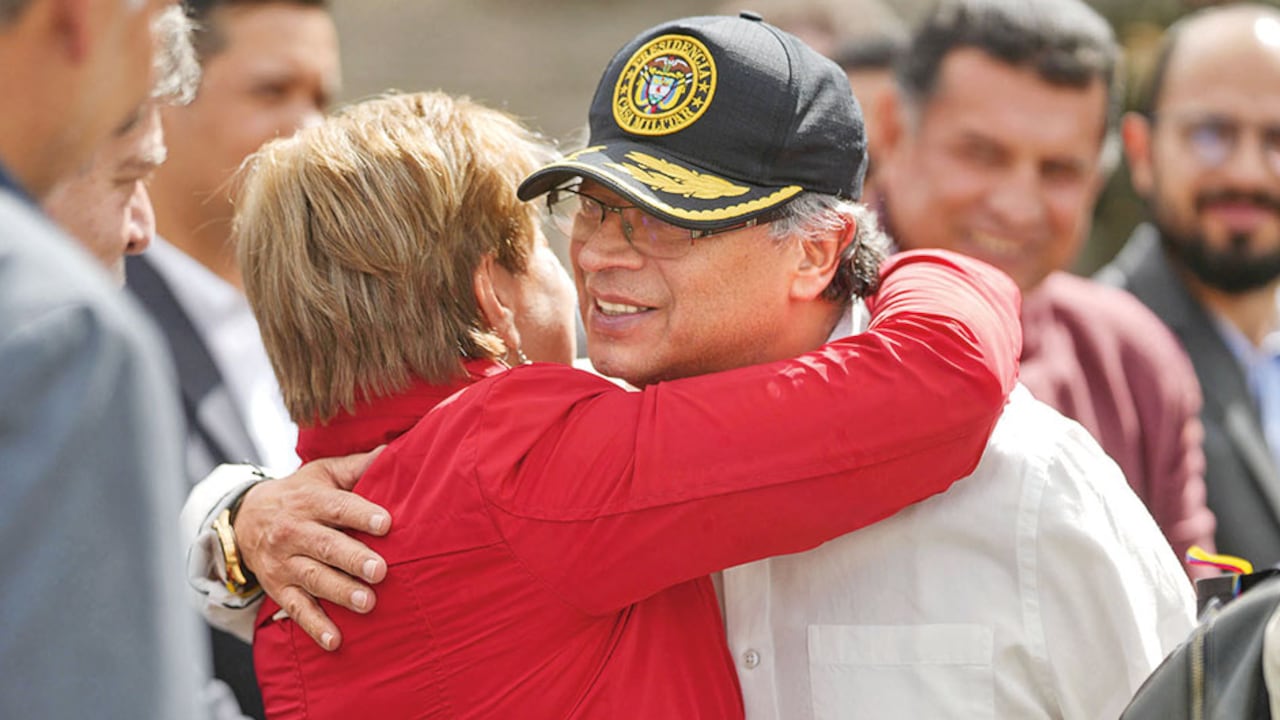 Gustavo Petro y la ministra de trabajo, Gloria Inés Ramírez.