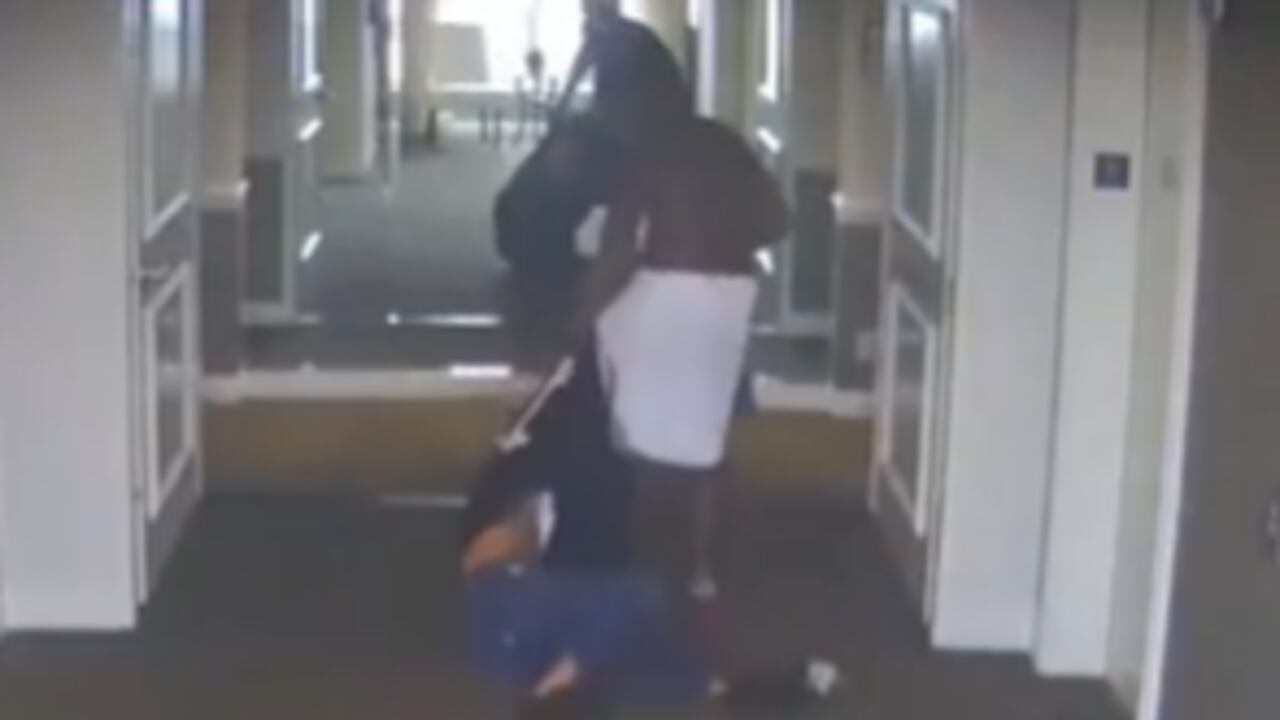 Muestra al rapero golpeando y arrastrando a su expareja por el pasillo del hotel.