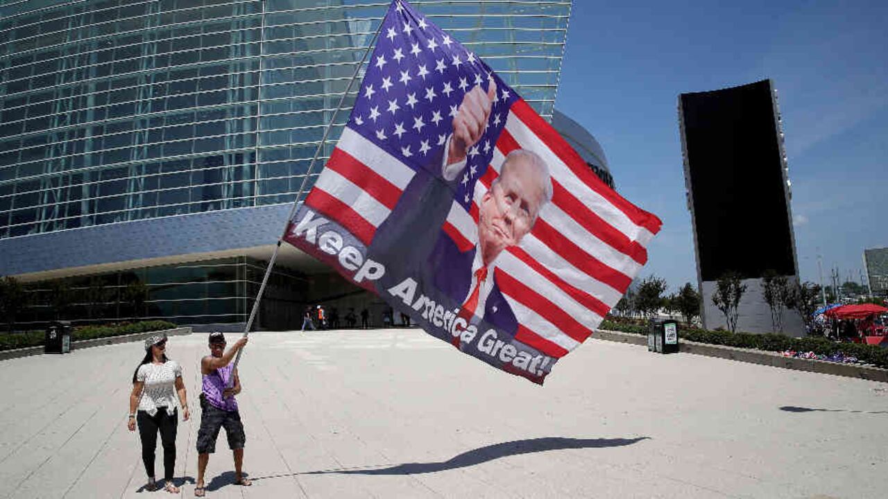 Algunos seguidores de Trump estuvieron frente al BOK Center en Oklahoma, con pancartas y muestras de apoyo hacia el presidente.