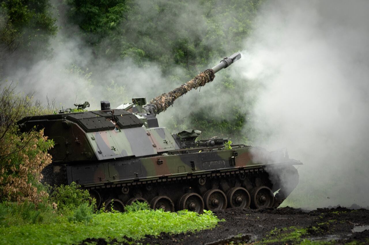 Soldados ucranianos disparan artillería hacia posiciones rusas en el frente de batalla, el sábado 27 de mayo de 2023, cerca de Bájmut, en la región de Donetsk, Ucrania. (AP Foto/Efrem Lukatsky, Archivo)