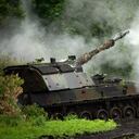 Soldados ucranianos disparan artillería hacia posiciones rusas en el frente de batalla, el sábado 27 de mayo de 2023, cerca de Bájmut, en la región de Donetsk, Ucrania. (AP Foto/Efrem Lukatsky, Archivo)