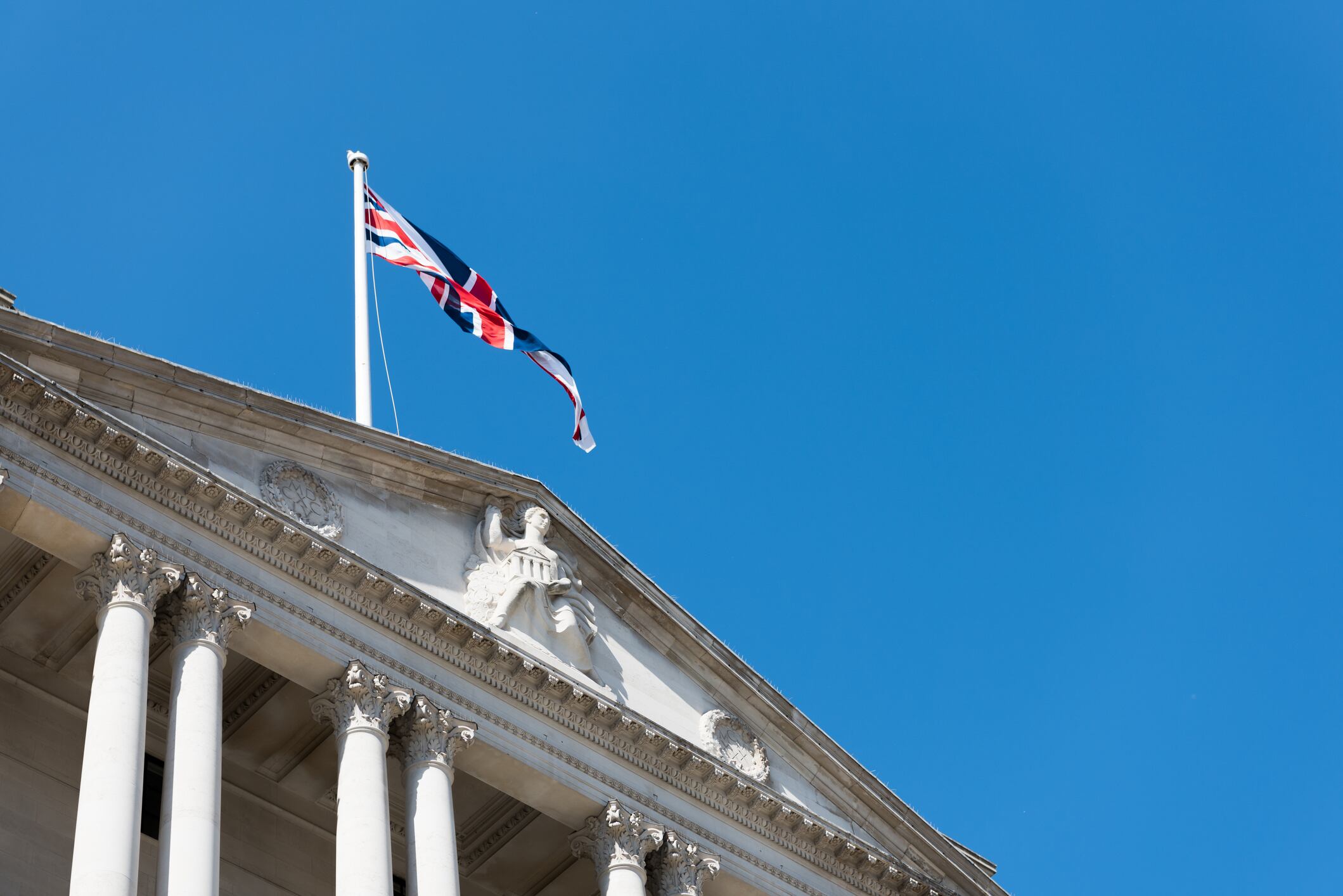 El gobierno británico implementará IA en el sector público para reemplazar tecnología obsoleta y ahorrar recursos.