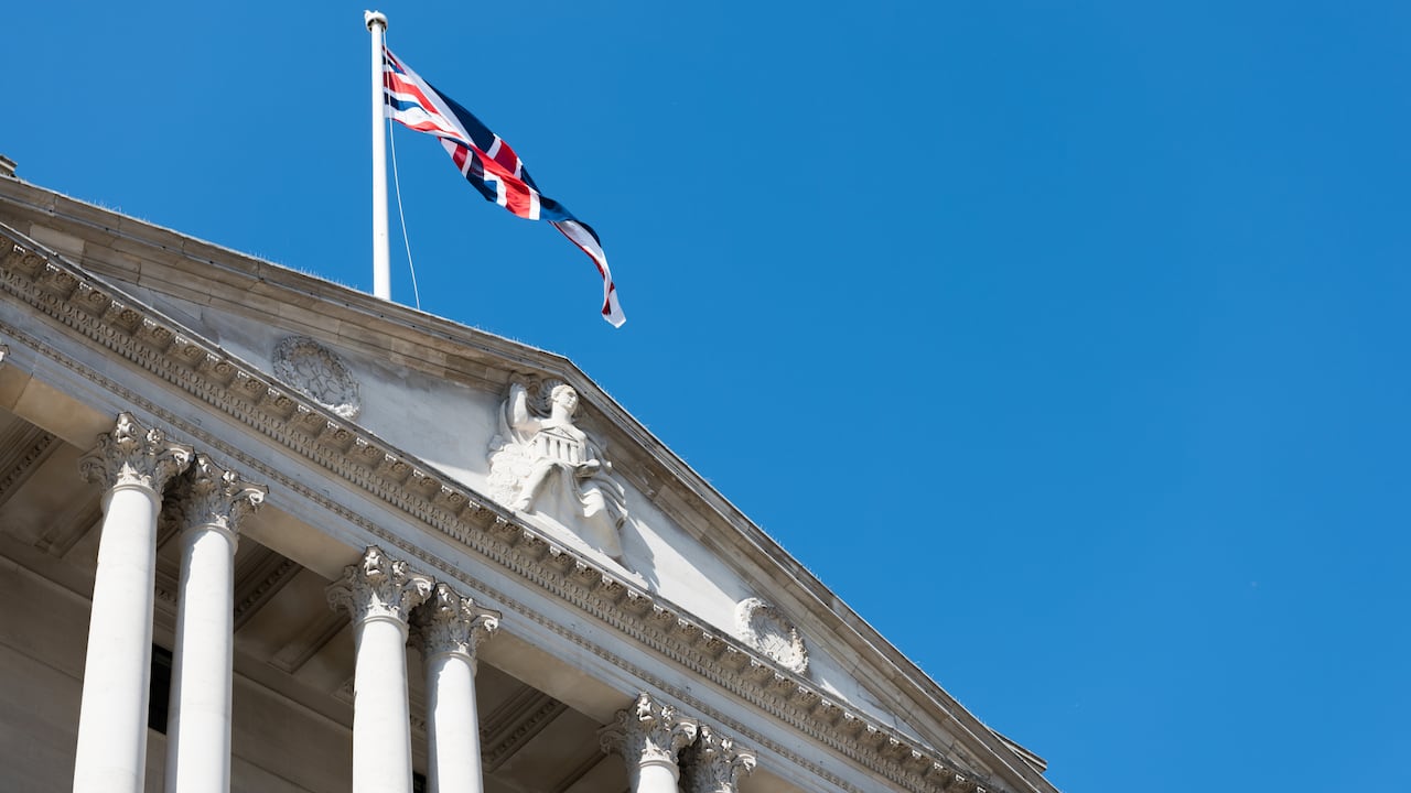 Con IA, Reino Unido espera modernizar su infraestructura pública y ahorrar hasta 45.000 millones de libras anuales.