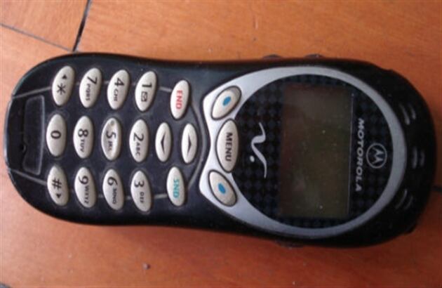 ¿Quién no recuerda este celular? El Motorola V120 fue reconocido como 'el celular de los padres', porque sólo ellos podían comprarlo y usarlo.