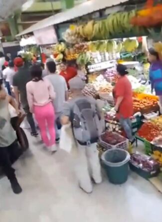 El exalcalde fue abucheado por varias personas.