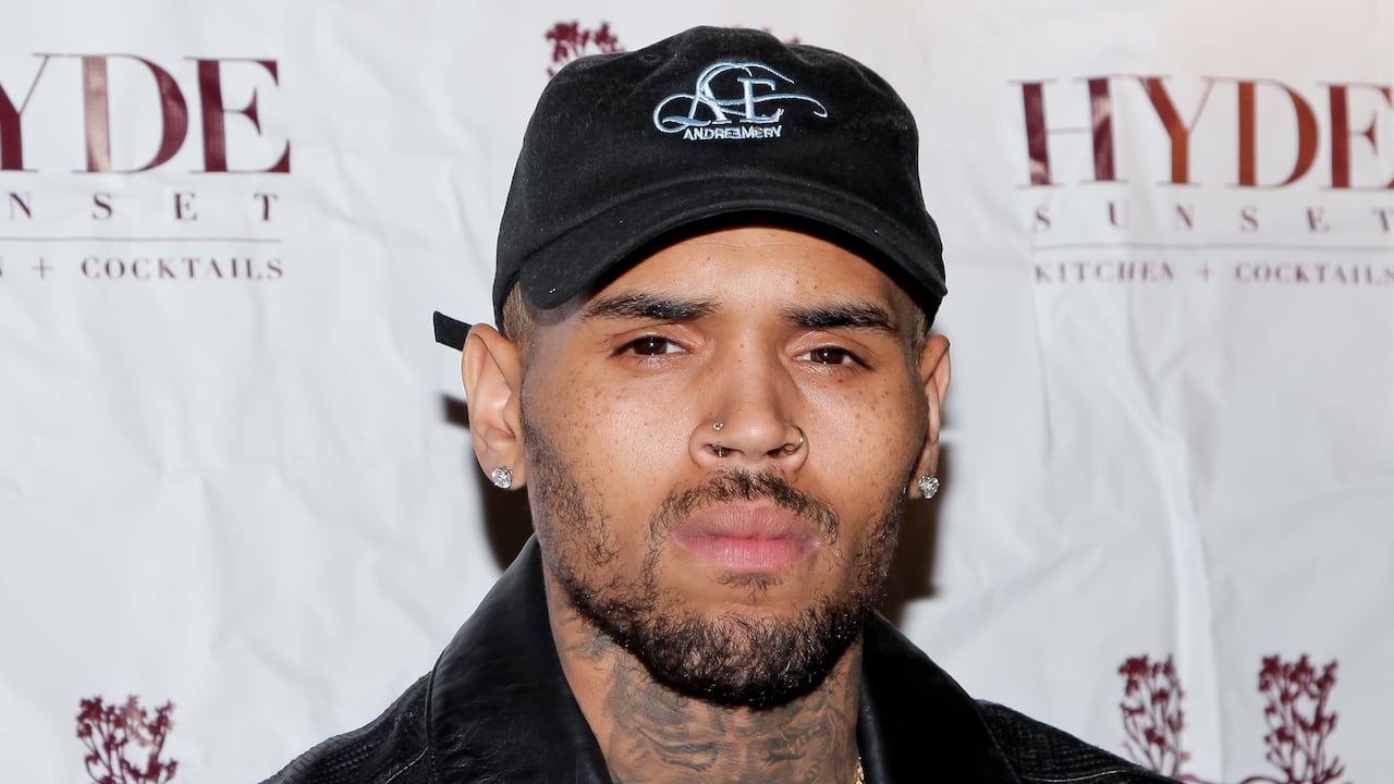 Chris Brown asiste a la exposición de la Colección "Los Warhols Perdidos" en HYDE Sunset: Kitchen + Cocktails el 4 de noviembre de 2015 en West Hollywood, California. (Foto de Tibrina Hobson/Getty Images)
