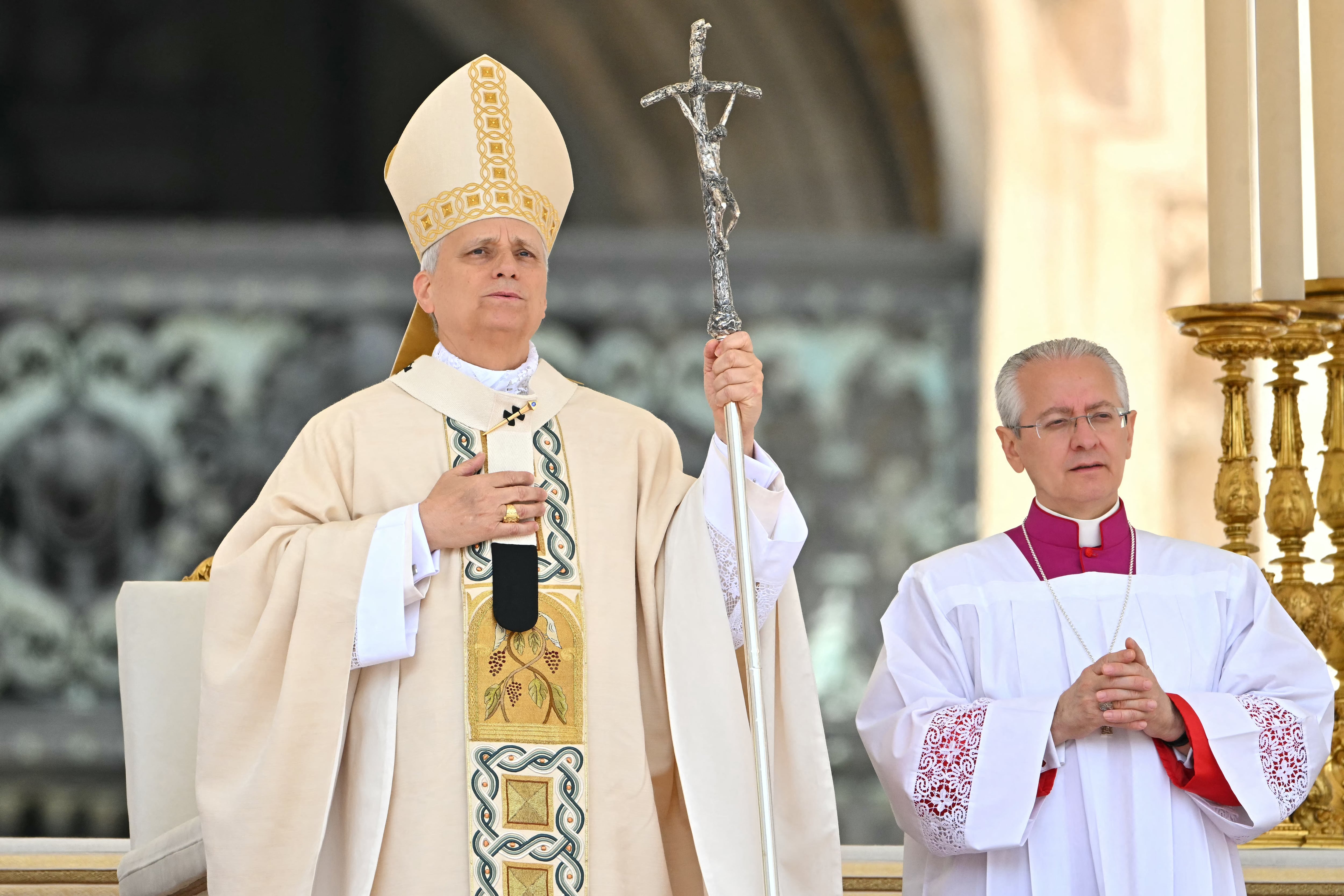 El Papa León XIV reza el Regina Caeli tras la Santa Misa de inicio de su Pontificado, en la plaza de San Pedro del Vaticano, el 18 de mayo de 2025. (Foto: Alberto PIZZOLI / AFP)