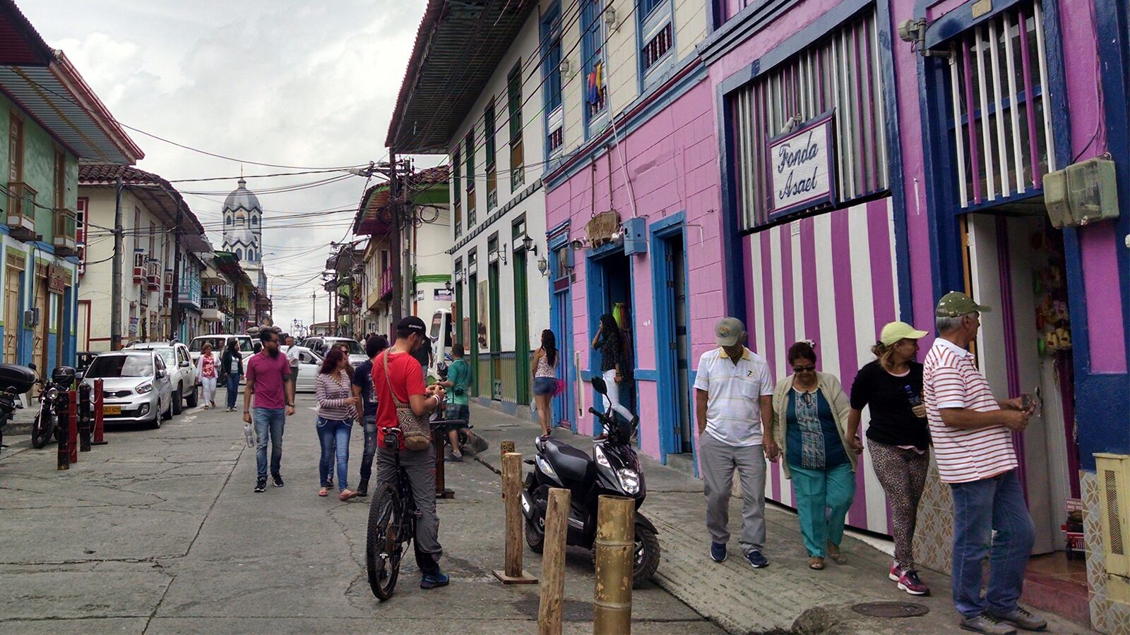Filandia es un pintoresco pueblo en Quindío cuya arquitectura es muestra selecta de la colonización antioqueña.