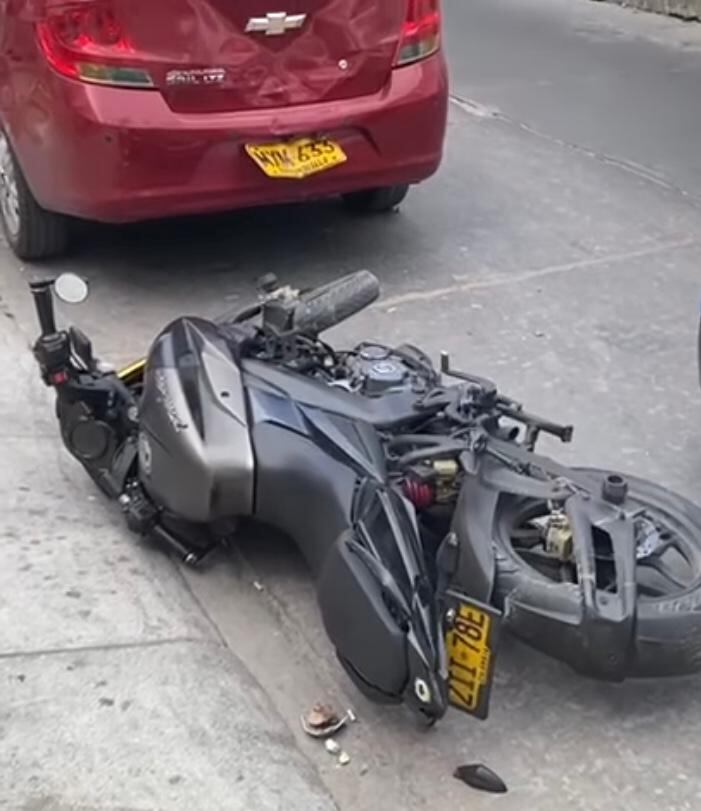 La motocicleta terminó chocando con un auto estacionado