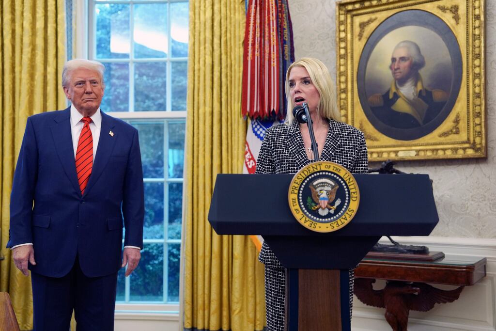 La procuradora general Pam Bondi habla después de prestar juramento ante el juez asociado de la Corte Suprema Clarence Thomas, en la Oficina Oval de la Casa Blanca, el miércoles 5 de febrero de 2025, en Washington, mientras el presidente Donald Trump observa.