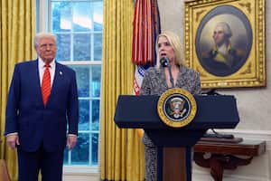 La procuradora general Pam Bondi habla después de prestar juramento ante el juez asociado de la Corte Suprema Clarence Thomas, en la Oficina Oval de la Casa Blanca, el miércoles 5 de febrero de 2025, en Washington, mientras el presidente Donald Trump observa.