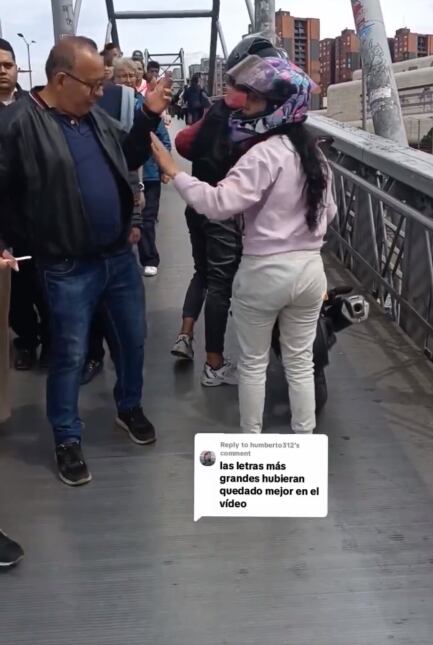 El motociclista se molestó porque lo estaban grabando.