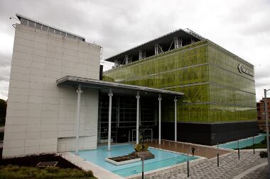 Entre otras obras, el Grupo Ethus, a través de una de sus empresas, fue el encargado de fabricar, construir y montar la estructura del Edificio el Cubo, en Bogotá. 