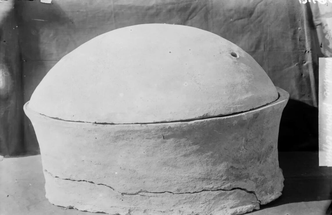 Una vasija encontrada a comienzos del siglo XX guardaba más que restos humanos.