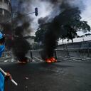 Los trabajadores del sindicato de la construcción protestan en apoyo de los maestros en huelga, frente a la Asamblea Nacional en la Ciudad de Panamá, el miércoles 13 de julio de 2022. Los panameños han tomado las calles en protesta durante más de una semana, aprovechando la ira por los precios del combustible que casi se han duplicado a dar a conocer su descontento general con el gobierno del presidente Laurentino Cortizo. (Foto AP/Arnulfo Franco)