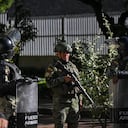 Las fuerzas militares montan guardia frente al Palacio Presidencial de Carondelet en Quito después de que el presidente de Ecuador, Guillermo Lasso, disolviera la legislatura.