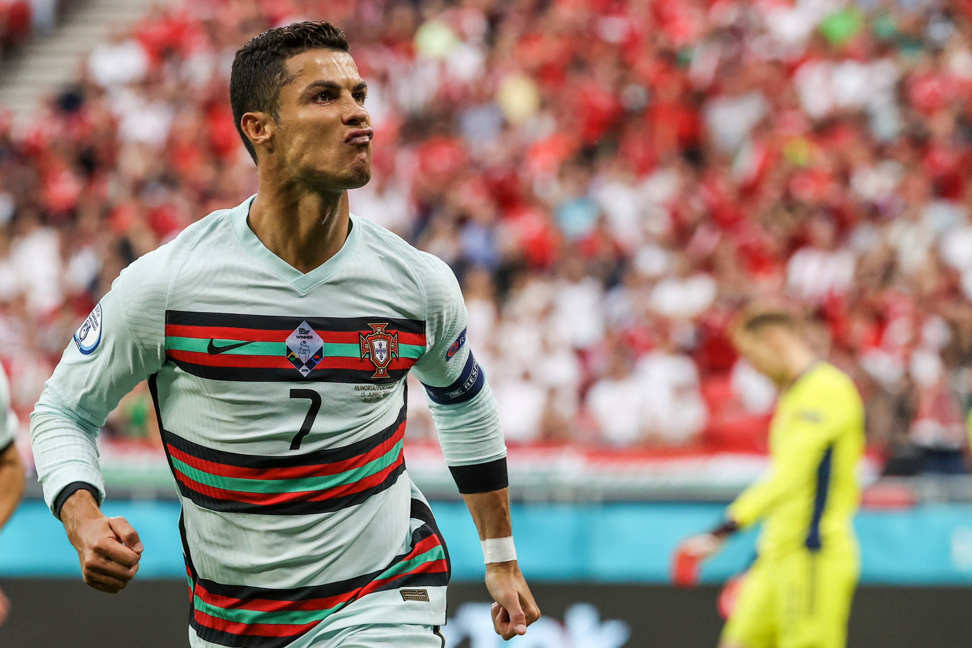 El delantero portugués Cristiano Ronaldo celebra tras anotar su segundo gol en la victoria 3-0 contra Hungría por la Euro 2020, el martes 15 de junio de 2021, en Budapest. (Bernadett Szabo/Pool vía AP)