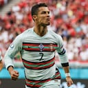 El delantero portugués Cristiano Ronaldo celebra tras anotar su segundo gol en la victoria 3-0 contra Hungría por la Euro 2020, el martes 15 de junio de 2021, en Budapest. (Bernadett Szabo/Pool vía AP)