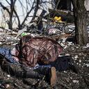 Un hombre llora por la muerte de otro tras los bombardeos en Kharkiv, Ucrania.