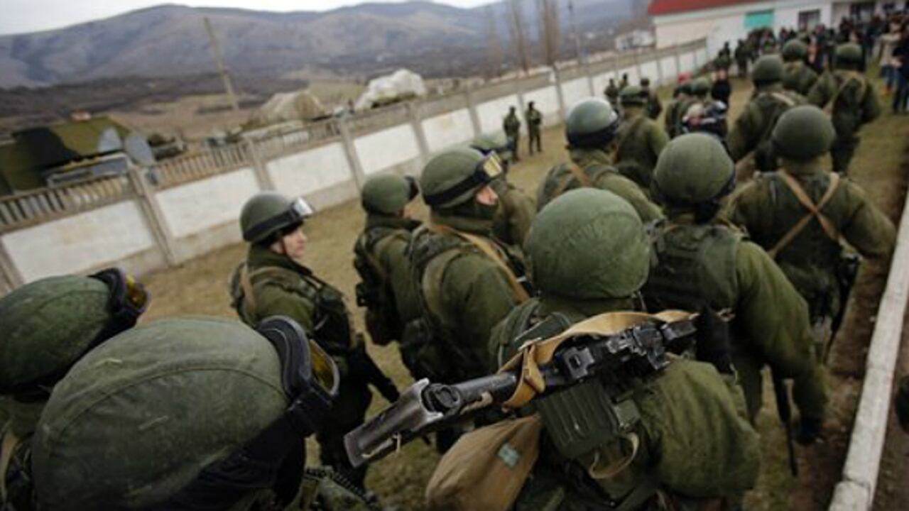 2 de marzo, 2014. Tropas rusas custodian una base de infantería ucraniana en Perevalne. Cientos de hombres armados en camiones y vehículos militares rodean la base militar en Crimea e impiden la salida de sus soldados. Los ucranianos ubicaron un tanque en la puerta de la base.