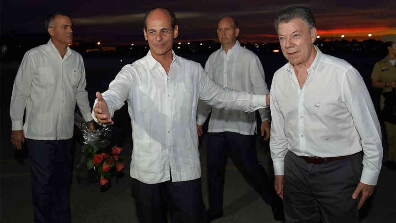 Juan Manuel Santos en Cuba con el vicecanciller cubano Rogelio Sierra.