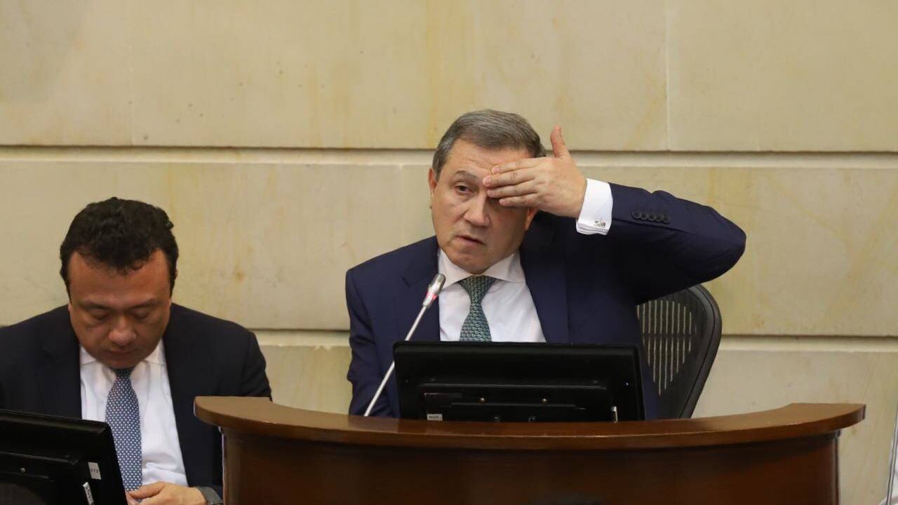 Ernesto Macías, senador del Centro Democrático, se despidió de la presidencia del Senado de la misma forma como comenzó: cargado de controversia.