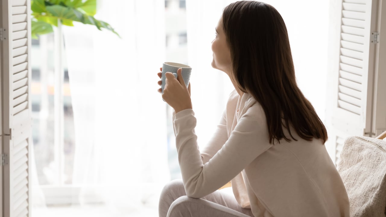 Puede mejorar los síntomas asociados a la menopausia, como son la irritabilidad, las palpitaciones cardíacas y el insomnio.