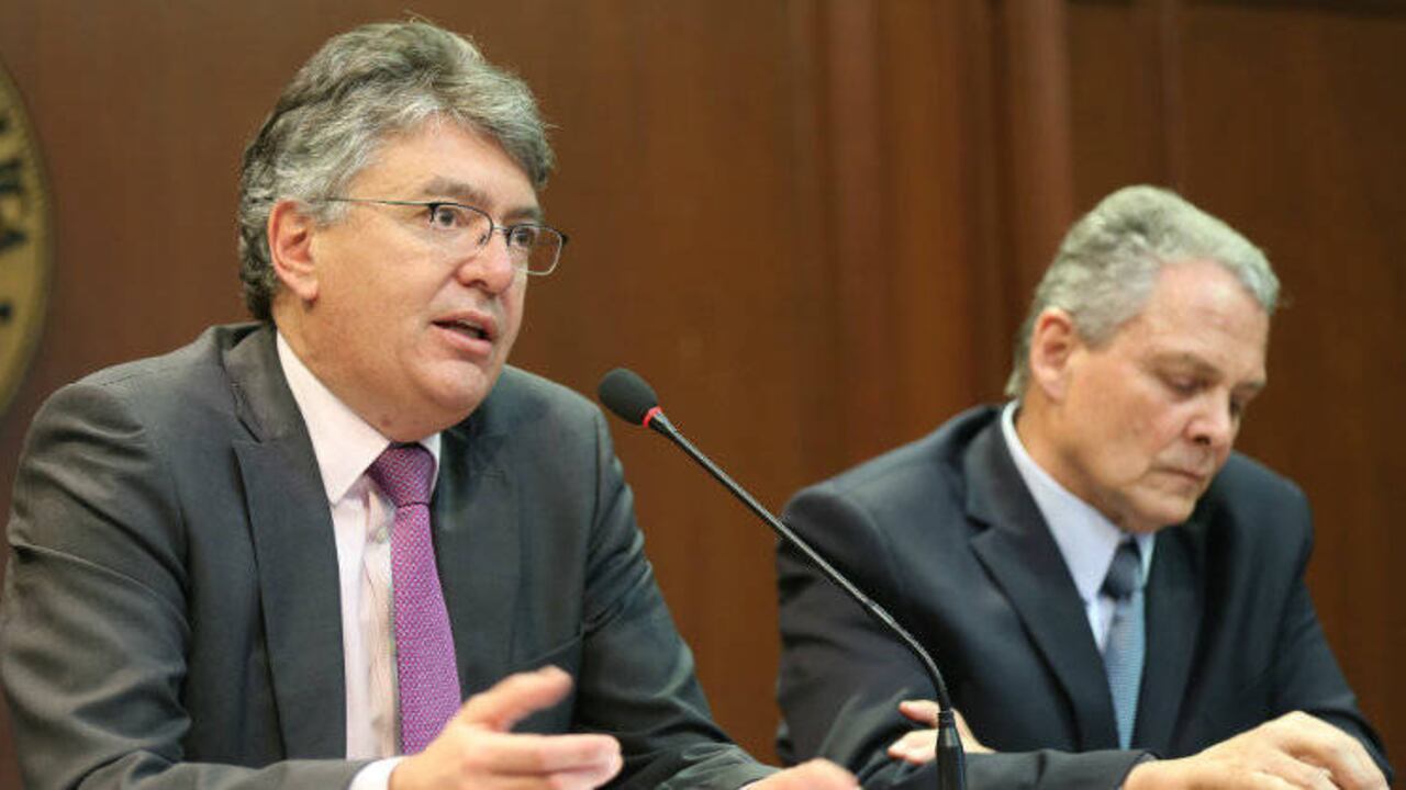 El ministro de Hacienda, Mauricio Cárdenas, y el gerente del Emisor, Juan José Echavarría, explican la decisión de la Junta Directiva de la autoridad monetaria / Foto: Ministerio de Hacienda